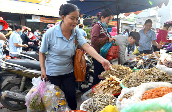 Số người làm thủ tục hưởng trợ cấp thất nghiệp tại Trung tâm Giới thiệu việc làm Đông Nam Bộ trong 5 tháng đầu năm 2016 và 2017 - Đồ họa: TẤN ĐẠT