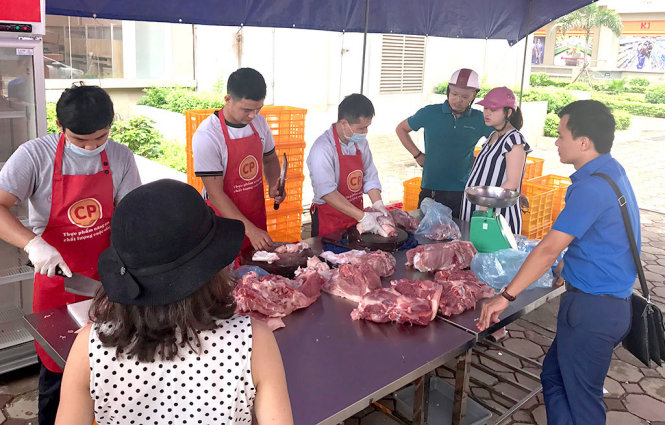 Điểm bán thứ hai tại khuôn viên chung cư VOV (Mễ Trì, Q. Nam Từ Liêm, Hà Nội) trong ngày 17-6 - Ảnh: LINH SƠN