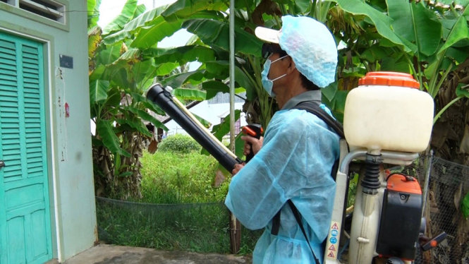 Phun xử lý và ngăn chặn lây lan ổ dịch tại ấp Vĩnh Quới, xã Vĩnh Hòa Phú (Châu Thành).