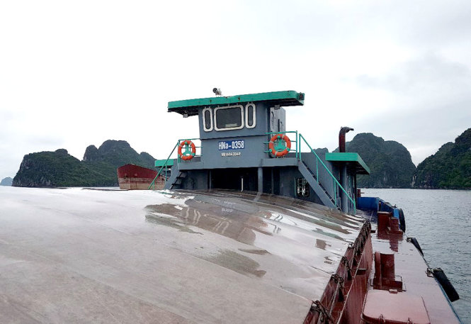 Tàu than vi phạm - Ảnh: MẠNH THƯỜNG