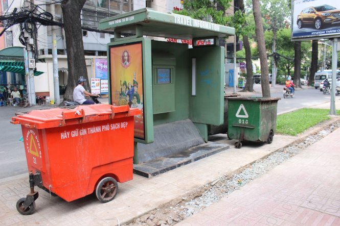 Trạm thông tin du lịch bỏ hoang trở thành...nơi tập kết rác - Ảnh: Mạnh Khang