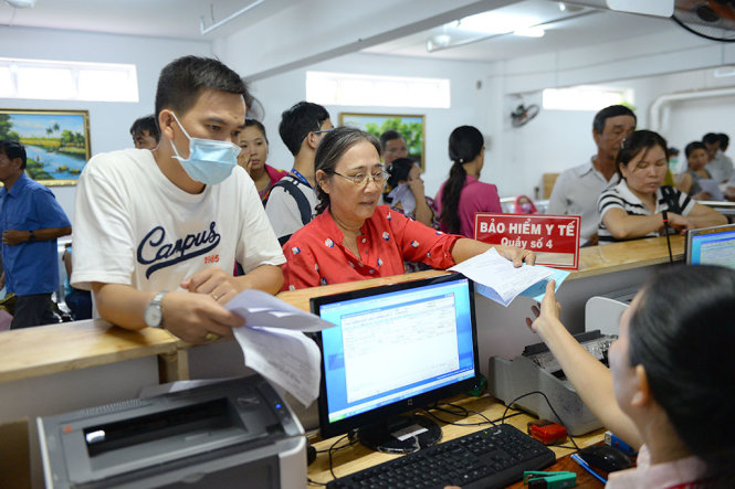Người dân nhận thuốc bảo hiểm y tế tại Bệnh viện Ung bướu TP.HCM Ảnh: Hữu Khoa
