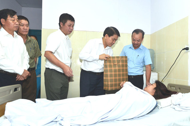 Ông Nguyễn Đức Chung thăm hỏi nữ công nhân - Ảnh: TRẦN QUÝ