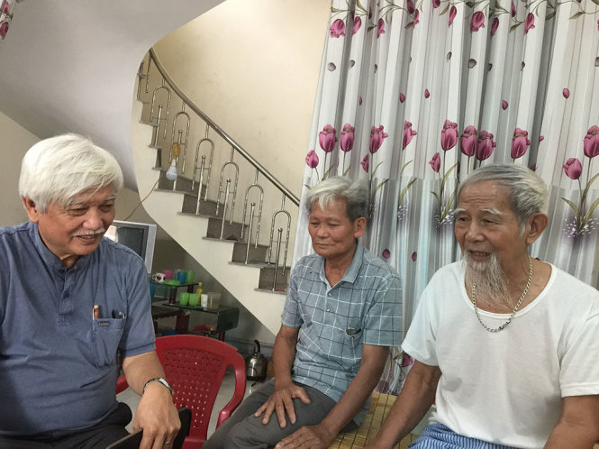 Đại biểu Dương Trung Quốc (trái) hỏi thăm sức khoẻ ông Lê Đình Kình (phải) và động viên người dân Đồng Tâm - Ảnh: THÂN HOÀNG