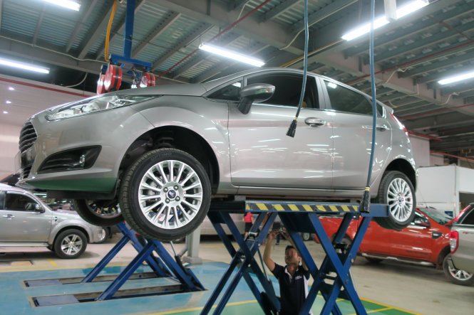Nhiều chuyên gia, doanh nghiệp cho rằng cần siết quy định về trách nhiệm triệu hồi khi xe gặp lỗi để đảm bảo an toàn cho người tiêu dùng. Trong ảnh: một trạm bảo hành ôtô tại TP.HCM - Ảnh: T.T.D.