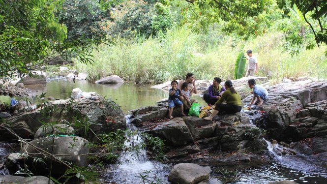 Dựa vào ưu thế của dòng suối khá dài nên nhiều gia đình tự chọn cho mình điểm tắm riêng biệt mà không phải giao lưu bất đắc dĩ với những nhóm du khách khác