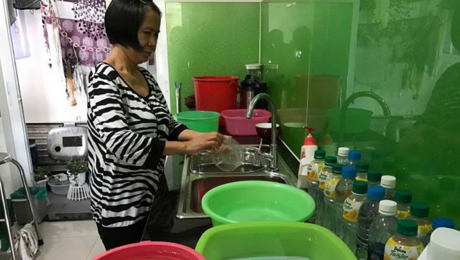 Người dân dùng xô, chậu, chai nhựa để trữ nước xài - Ảnh: Q.Khải
