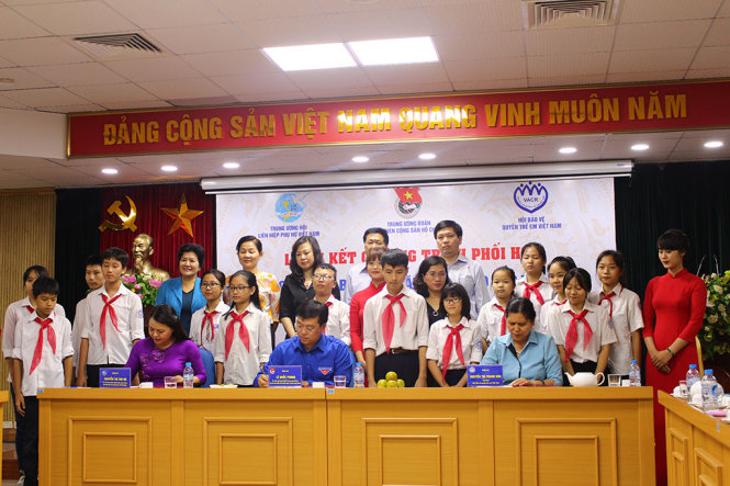 Trung ương Đoàn, Hội liên hiệp phụ nữ VN, Hội Bảo vệ quyền trẻ em VN vừa ký kết chương trình phối hợp trong công tác bảo vệ, chăm sóc, giáo dục trẻ em giai đoạn 2017-2022 - Ảnh: HÀ THANH