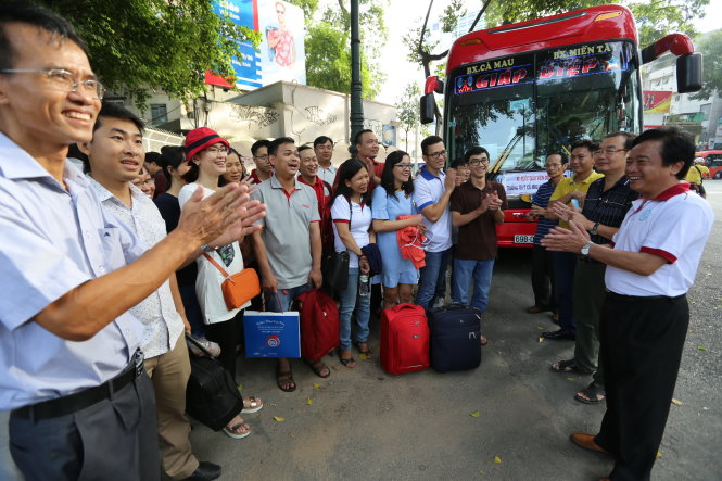 Thầy Nguyễn Tiến Dũng, hiệu trưởng Trường ĐH Kinh Tế - Luật, ĐHQG TP.HCM, động viên và dặn dò đoàn CBGV trước giờ khi lên xe đi coi thi - Ảnh: Như Hùng