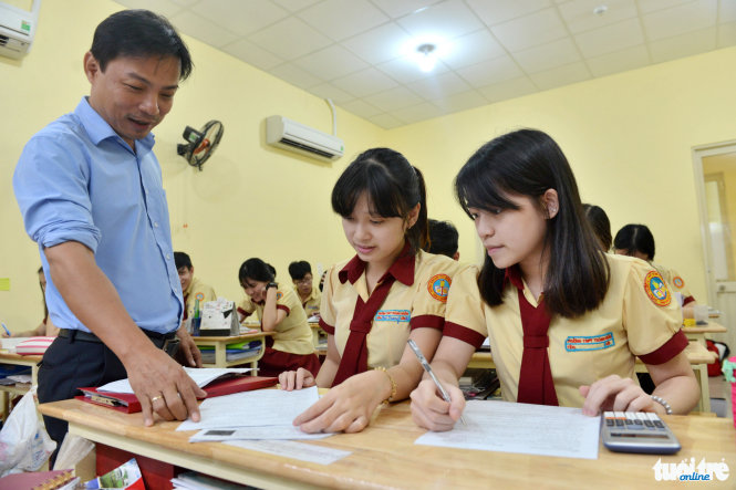 Thầy Hồ Thanh Nhân giải đáp thắc mắc của các em học sinh - Ảnh: DUYÊN PHAN
