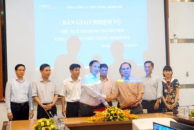 Ông Lê Nam Trà (bên trái) và ông Cao Duy Hải bắt tay nhau tại buổi bàn giao - ẢNH: MobiFone