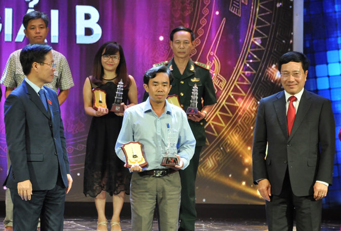 Tác giả Nguyễn Quang Thuần (Kim Thủy) thay mặt nhóm tác giả thực hiện tác phẩm Thà cô chết chứ không để trò chết nhận giải B báo chí quốc gia - Ảnh: V.V.TUÂN