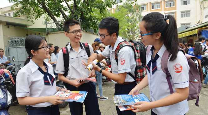 Thí sinh trao đổi với nhau sau khi kết thúc môn Văn - Ảnh: Duyên Phan