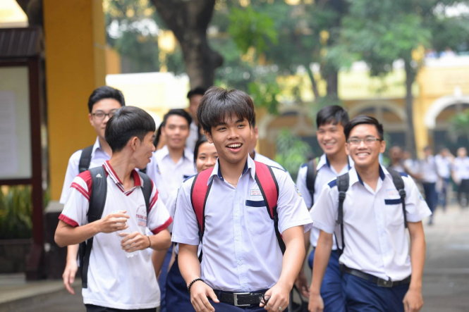 Thí sinh vui vẻ ra về sau khi kết thúc môn Văn tại điểm thi trường THPT Trưng Vương, TP.HCM - Ảnh: Hữu Khoa