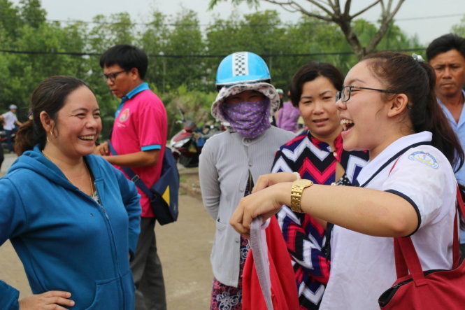 Một thí sinh vui vẻ khoe với mẹ sau khi thi tốt môn văn - Ảnh: Tường Hân