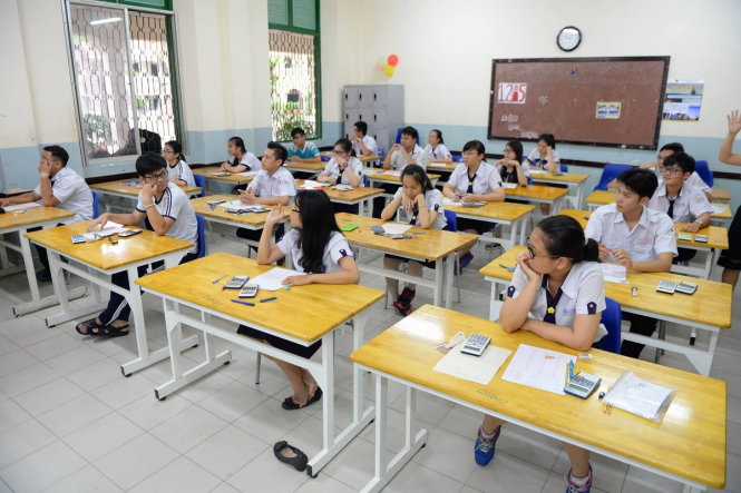 Thí sinh chờ đến giờ thi môn Toán tại điểm thi trường THPT Lê Quý Đôn - Ảnh: Hữu Khoa