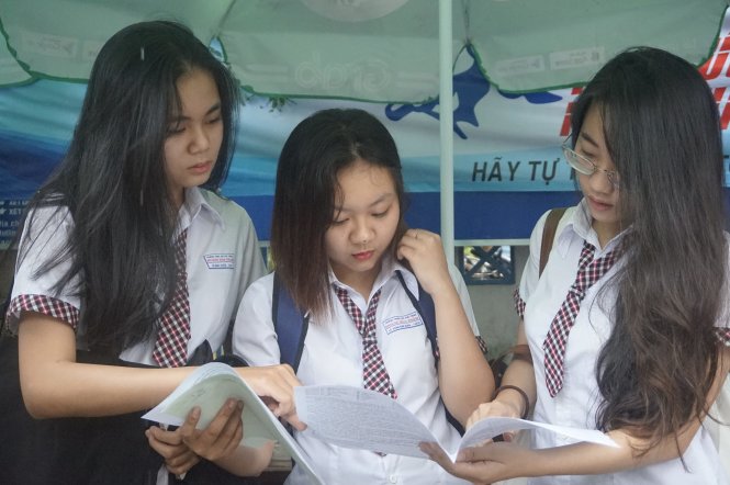 Thí sinh thảo luận về đề tiếng anh tại điểm thi THPT Hoàng Hoa Thám - Ảnh: Huệ Lâm