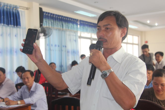 Ngư dân Đinh Công Khanh yêu cầu Công ty Nam Triệu phải thay thế toàn bộ các thiết bị lắp đặt không đúng hợp đồng - Ảnh: THÁI THỊNH