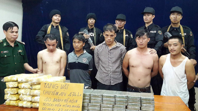 5 đối tượng và 40 bánh heroin, 120.000 viên ma túy tổng hợp - Ảnh: Thế Mạnh