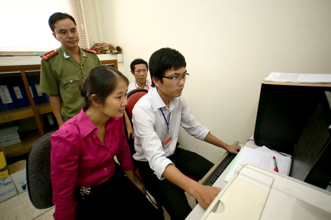 Cán bộ Trường ĐH Nông lâm TP.HCM chấm thi môn tiếng Anh bằng máy chấm trắc nghiệm, tại một kỳ thi tuyển sinh ĐH, CĐ - Ảnh: NHƯ HÙNG