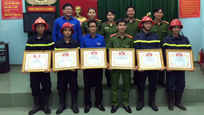 Các cá nhân, tập thể được Thành đoàn TP.HCM khen thưởng đột xuất - Ảnh: C.K