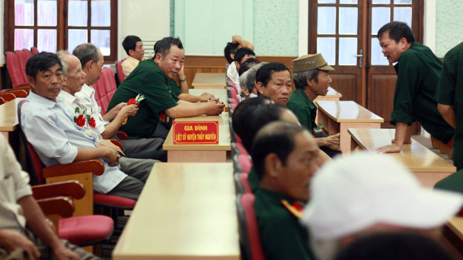 Thân nhân các liệt sĩ đến tham dự buổi lễ tri ân với chủ đề