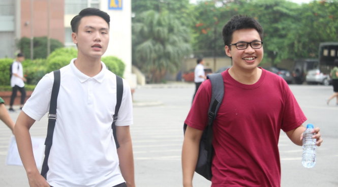 Thí sinh rạng rỡ ra khỏi phòng thi sau khi kết thúc môn thi vật lý - Ảnh: Phương Chinh
