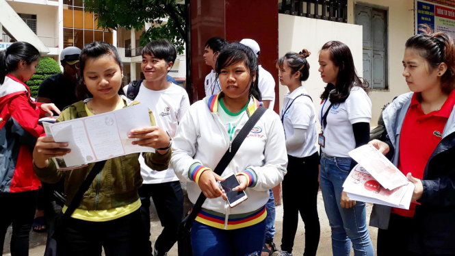 Học sinh Đắk Lắk than lý dài, đề hóa khó. Trong ảnh, học sinh thi tại Trung tssm giáo dục thường xuyên tỉnh Đắk Lắk ròi phòng thi - Ảnh: Trung Tân