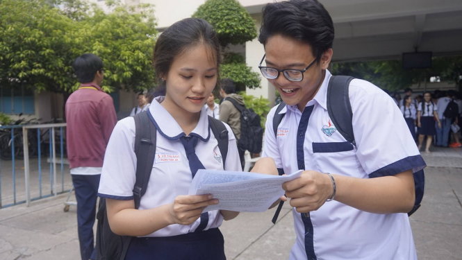 Thí sinh trao đổi về đề thi môn sinh sau giờ thi tại Trường THPT Võ Thị Sáu, Q. Bình Thạnh, TP.HCM - Ảnh: Huệ Lâm