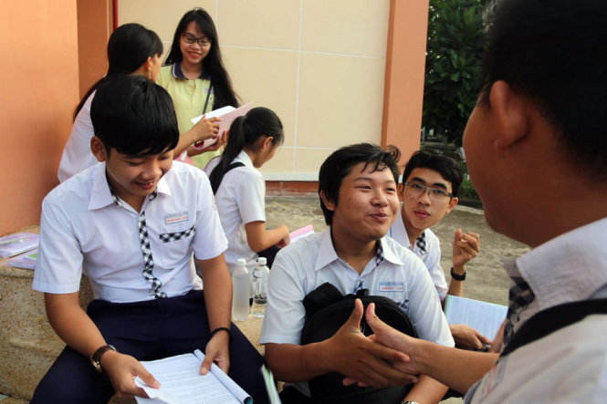 Thí sinh trường THPT Bình Chánh tranh thủ bàn luận về kết quả môn toán chiều qua - Ảnh: Tường Hân