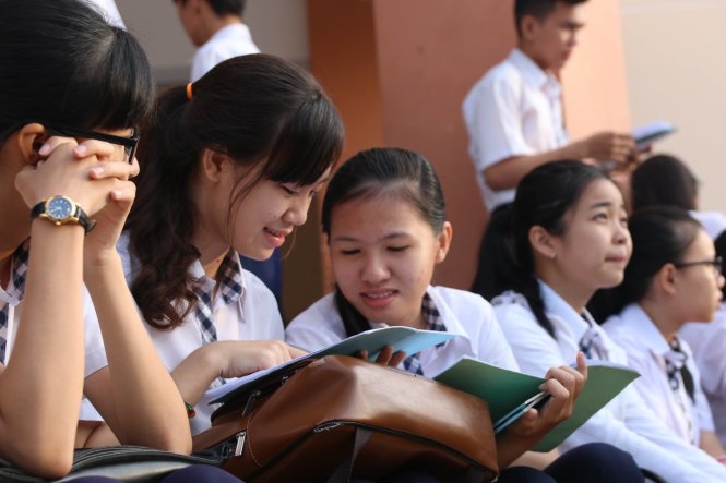 Thí sinh tranh thủ ôn bài tại điểm thi trường THPT Tân Túc (Bình Chánh, TP.HCM) - Ảnh: Tường Hân