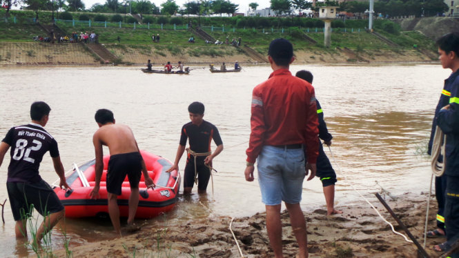 Người dân và các ngành chức năng đang nỗ lực tìm kiếm thi thể ông A Dot