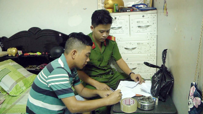 Đối tượng Hồ Bảo Phong bị bắt quả tang khi mua bán số đề - Ảnh: Huy Phách