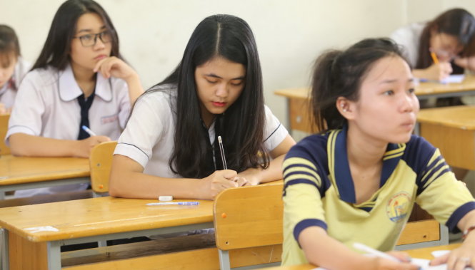 Thí sinh dự thi tổ hợp môn KHXH sáng 24-6 - Ảnh: NHƯ HÙNG