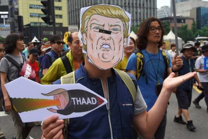 Người biểu tình phản đối hệ thống THAAD ở Seoul - Ảnh: AFP