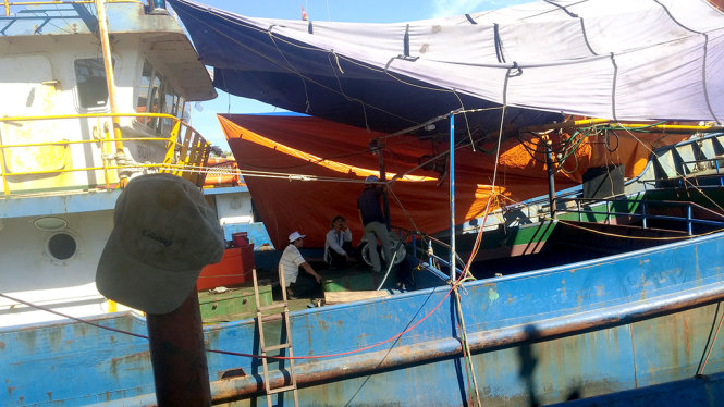 Tàu vỏ thép của ông Lê Ngô Hát (huyện Phù Cát, tỉnh Bình Định) được đưa lên đà ở Xí nghiệp đóng tàu Tam Quan nhưng chưa tiến hành sửa chữa - Ảnh: THÁI NGÂN