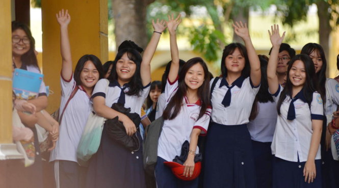 Thí sinh tại điểm thi Trưng Vương vui mừng vì đề thi dễ thở - Ảnh: Duyên Phan