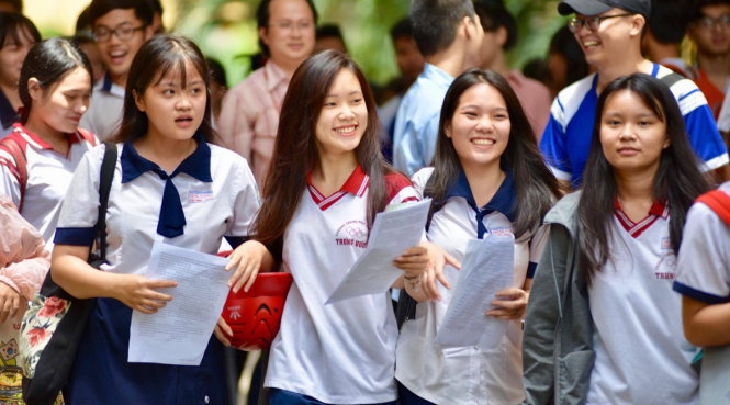 Thí sinh rạng sỡ sau khi hoàn thành tốt môn GDCD tại điểm thi Trưng Vương - Ảnh: Duyên Phan