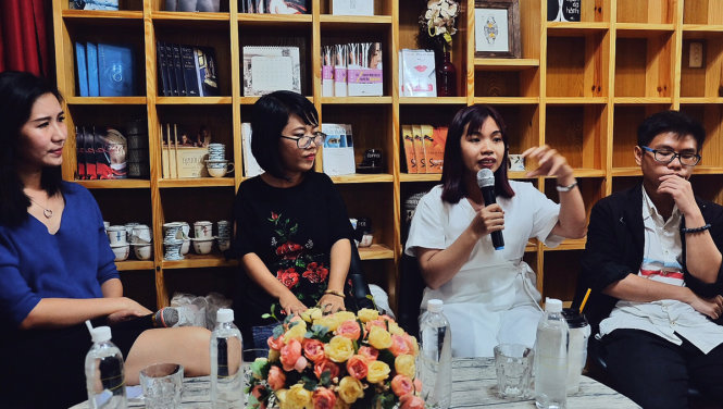 Nhà văn Nguyễn Thị Kim Hòa (thứ hai từ trái sang) và tiến sĩ Đào Lê Na (đang phát biểu) trong buổi trò chuyện về chủ đề Sex trong văn chương - Ảnh: MINH TRANG