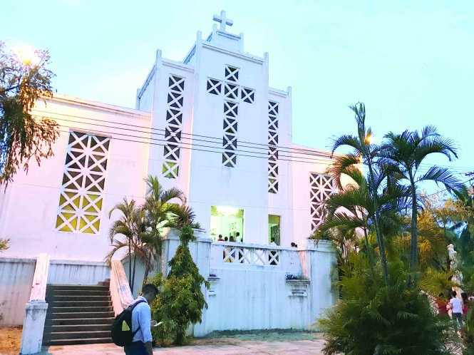 Nhà thờ Quy Hòa được xây dựng từ năm 1933 có móng sâu dưới đất bằng với chiều cao của nhà thờ để chống bão - Ảnh: Đoàn Cường