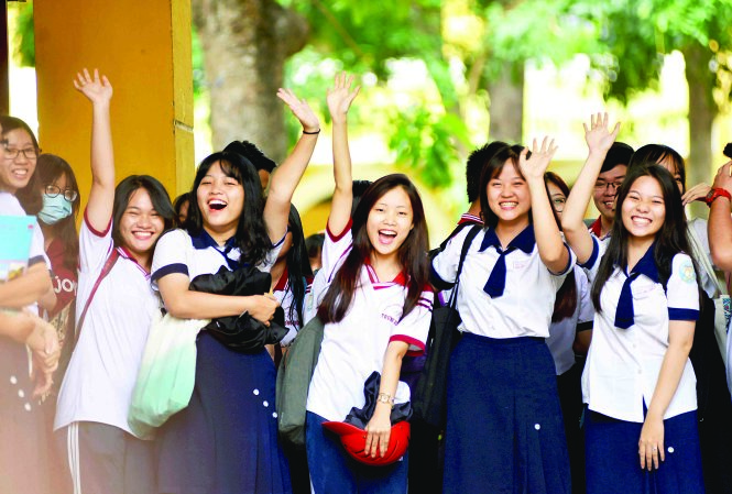 Thí sinh tại điểm thi THPT Trưng Vương (Q.1, TP.HCM) tự tin sau khi hoàn thành bài thi tổ hợp khoa học xã hội sáng 24-6 - Ảnh: Duyên Phan