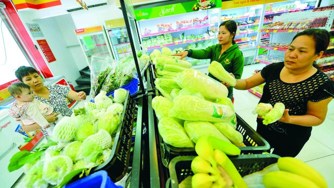 Khách chọn mua hàng hóa tại cửa hàng VinMart+ trên đường Phan Xích Long, Q.Phú Nhuận, TP.HCM chiều 24-6 - Ảnh: Quang Định
