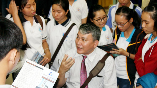 TS Bùi Hoàng Thắng - phó trưởng phòng đào tạo Trường ĐH Bách khoa (ĐHQG TP.HCM) chia sẻ thông tin tuyển sinh 2017 với học sinh tỉnh Tiềng Giang - Ảnh: TRẦN HUỲNH