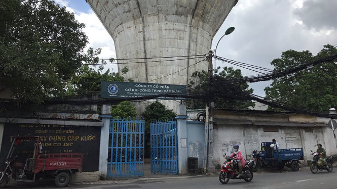 Thủy đài trên đường Nguyễn Văn Đậu là một trong bảy thủy đài được tháo dở đầu tiên trong năm 2017 - Ảnh Q.KHẢI