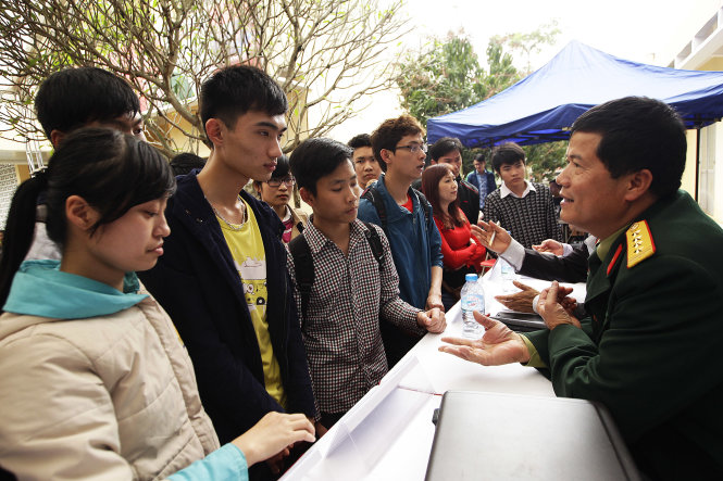 Đại tá Vũ Xuân Tiến- Trưởng ban thư ký ban tuyển sinh quân sự (Bộ quốc phòng)- tư vấn trực tiếp cho các bạn thí sinh tại ngày hội tư vấn tuyển sinh hướng nghiệp do Báo Tuổi trẻ phối hợp Bộ GD- ĐT tổ chức- ảnh: Nguyễn Khánh