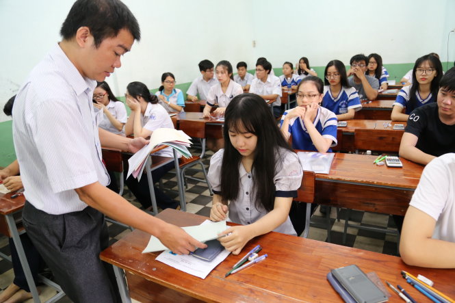 Thí sinh làm thủ tục trước giờ thi bài thi tổ hợp khoa học tự nhiên tại điểm thi Trường THCS Mạch Kiếm Hùng, Q.5, TP.HCM - Ảnh: NHƯ HÙNG