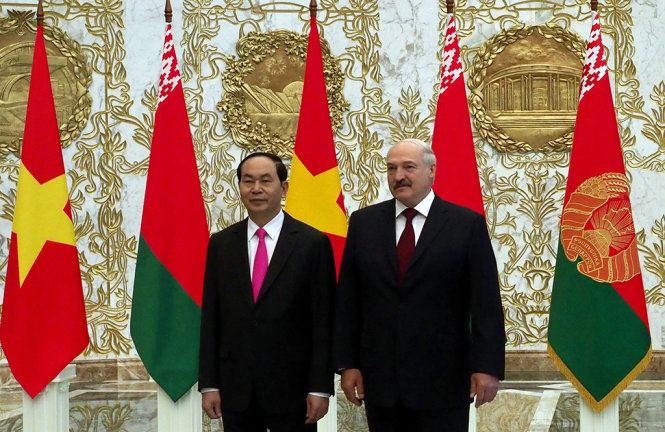 Chủ tịch nước Trần Đại Quang và Tổng thống Lukashenko chụp hình lưu niệm tại Cung Độc Lập, thủ đô Minsk, Belarus sáng 26-6 - Ảnh: Q.TRUNG