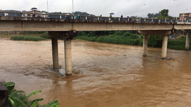 Lũ trên sông Nậm Thi và sông Hồng tại Lào cai vào trưa 27-6