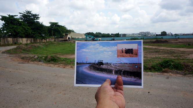 Tấm ảnh tư liệu của cựu quân nhân Mỹ thể hiện khu vực có tấm biển màu đen ghi mộ tập thể của chiến sĩ giải phóng quân hi sinh ngày mùng 2 Tết Mậu Thân - Ảnh: XUÂN THẮNG