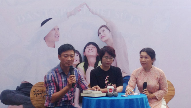Anh Trần Thiện Tùng - người sáng lập tổ chức Không gian đọc - khuyến khích các bậc phụ huynh nên cho trẻ đọc sách giấy thay vì đọc trên máy tính - Ảnh: Mai Thụy
